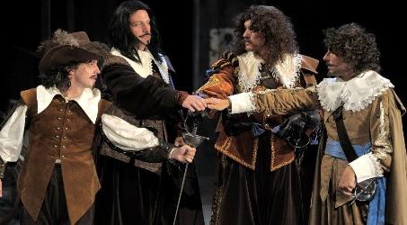 28 King Louis XIII with the Captain of the Musketeers  The three  musketeers, Best costume design, Musketeers